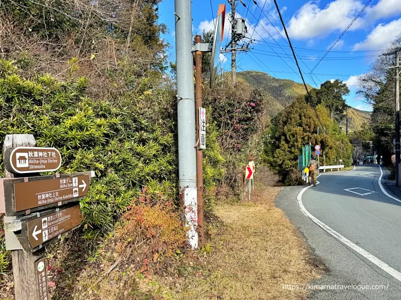 秋葉山本宮秋葉神社(17)　下社駐車場から上社への道