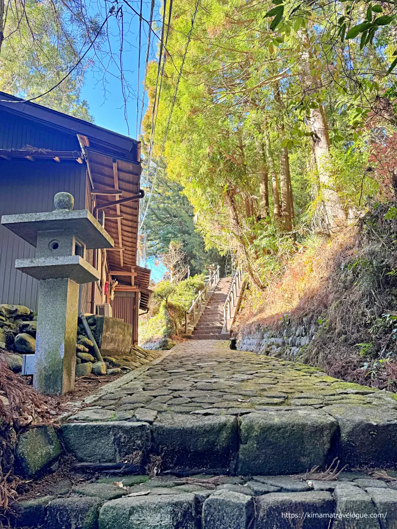 秋葉山本宮秋葉神社(28)　さらに長い坂道