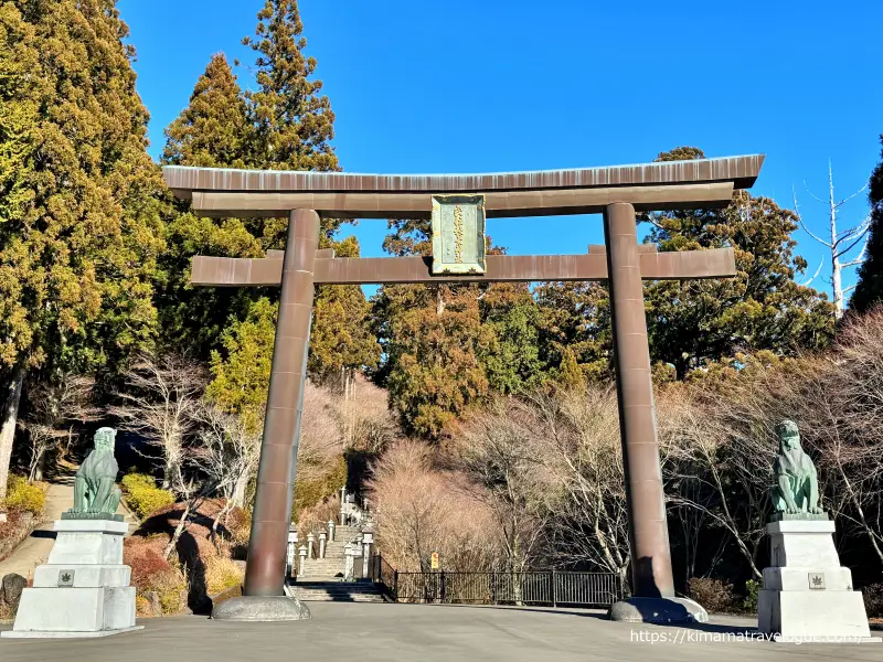 秋葉山本宮秋葉神社(34)　上社駐車場から見える大鳥居