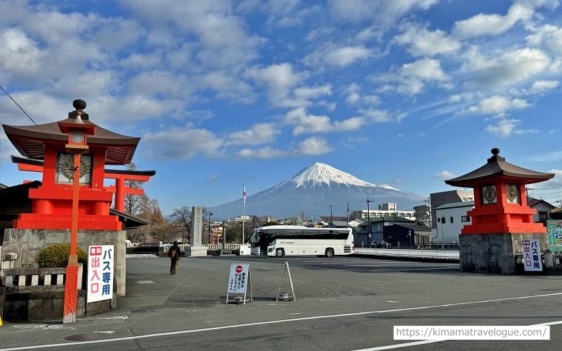 富士山本宮浅間大社01　駐車場と富士山s