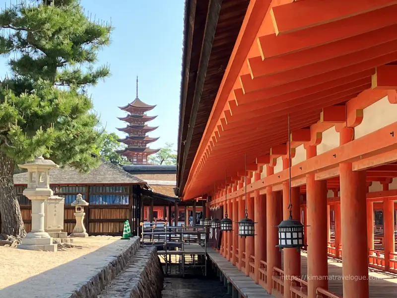 広島02　厳島神社 (27)出口から五重塔