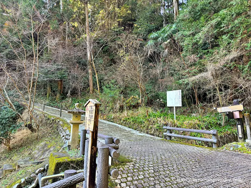 秋葉山本宮秋葉神社(26)　秋葉街道休憩場所左へ