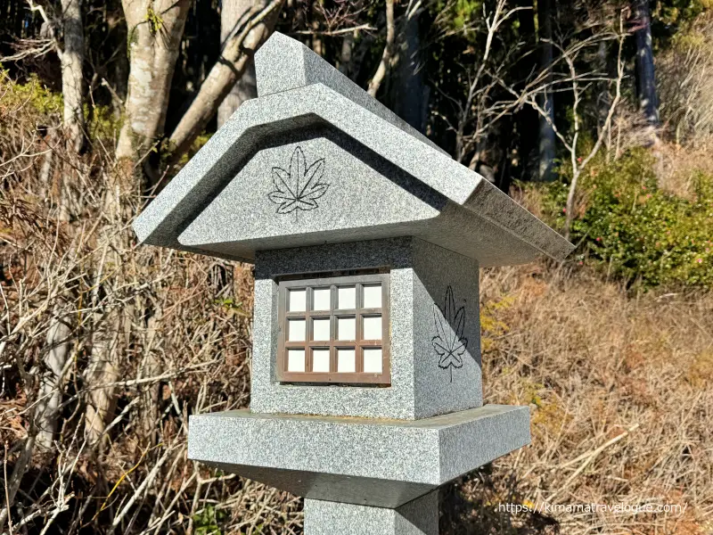 秋葉山本宮秋葉神社(40)　七葉もみじの装飾灯篭