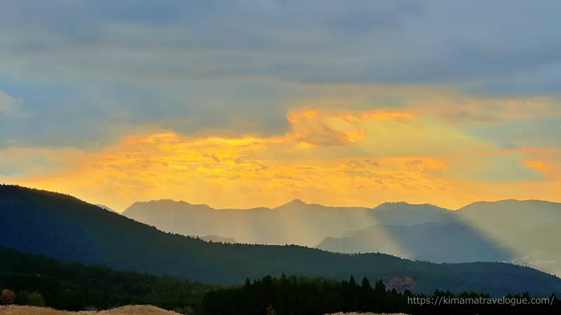 曽爾高原(25)1　階段から夕陽に向かって2