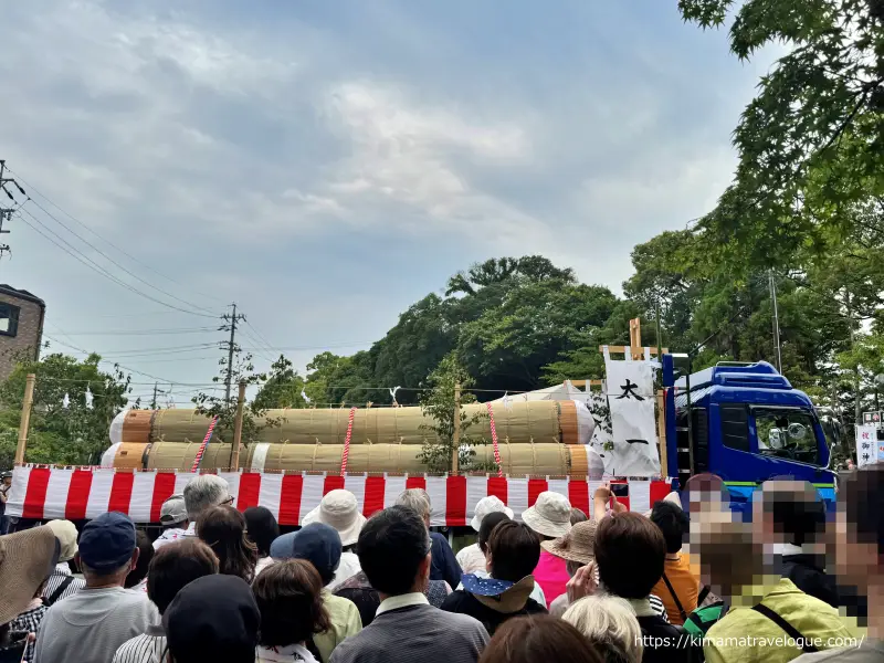 津島神社御神木を載せたトラック