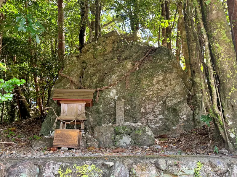 山の神　大岩