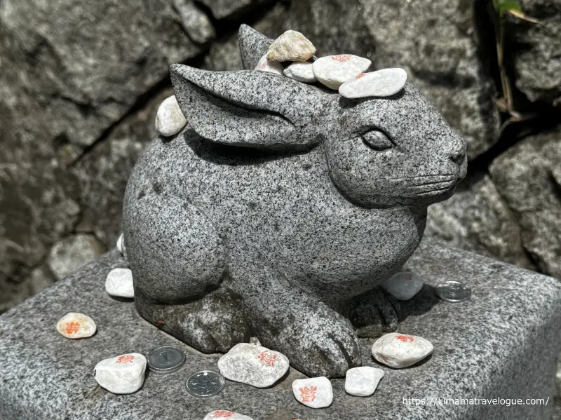 白兎神社 うさぎの像に石